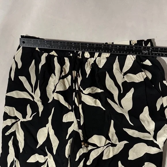NWT SoHo Apparel Plus Baggy Floral Capri Size 2x - Picture 7 of 8